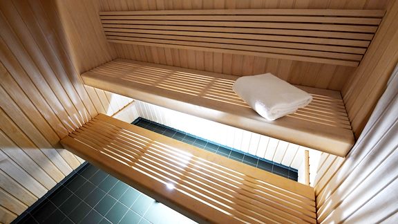 En bastu med sittplatser i två våningar.