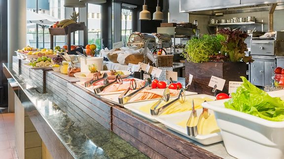Frukostbänk med bland annat ost, skinka och sallad.