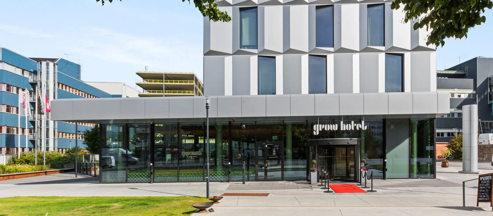 Fasaden på Grow Hotel. Modernt i plåt och glas.