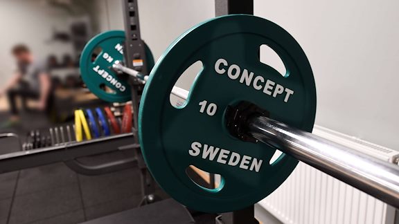 En skivstång med vikter i en ställning.